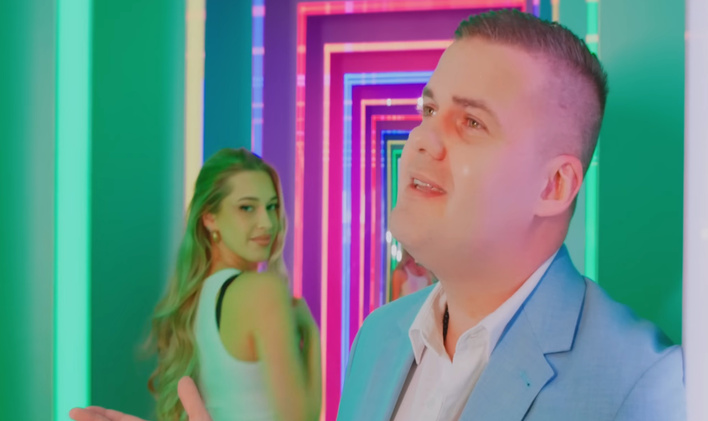 To jest TO prezentuje „Słodka jak miód”. Nowe nagranie szybko zdobywa wysoką popularność