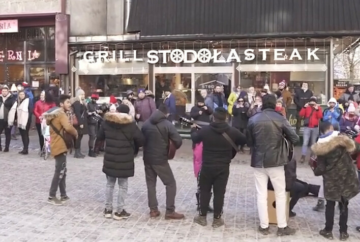 Tłok i gwar?! Na KRUPÓWKACH rozbrzmiewa DISCO POLO! Ludzie tańczą na ulicy! 