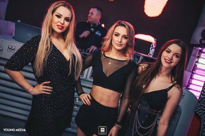 Piękne wokalistki disco polo otwierają szampana! Zapracowały na ten sukces! 