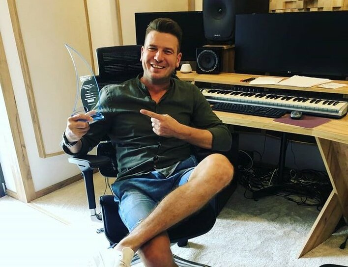 Wokalista disco polo przefarbował się na fioletowo?! Zobaczcie zdjęcie z synem!