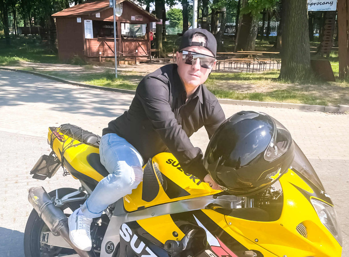 TomaszDiscoMusic zaskakuje nowym hitem „Taka Lala” – teledysk pełen modelek i luksusowych samochodów