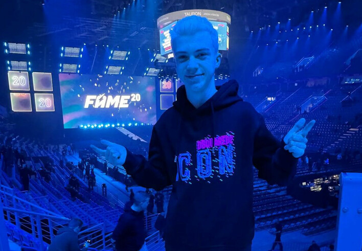 Tomek Olejnik wkracza do oktagonu FAME 20 w rytmach „Ferrari Italia„ | VIDEO