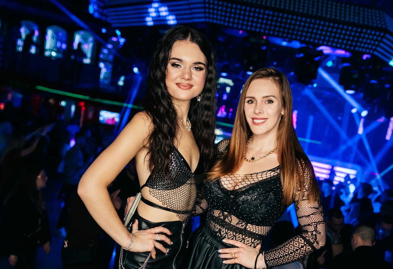 Top Girls w ognistych stylizacjach! Tak zmysłowo jeszcze nie wyglądały na scenie 