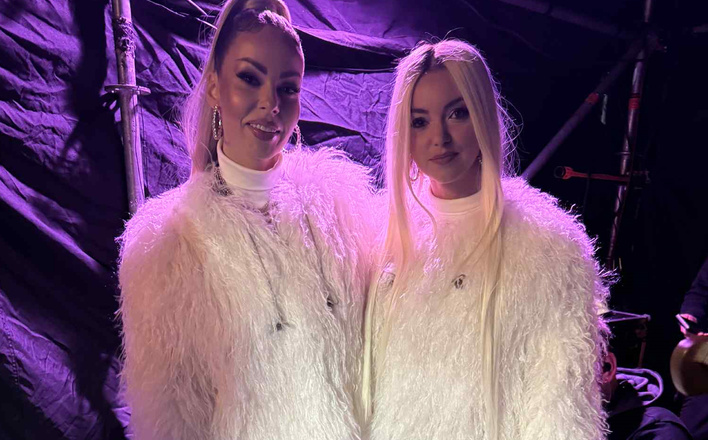 Topky na Sylwestrze w Chełmie w białym futrze i zjawiskowych blond włosach – stylizacja wieczoru