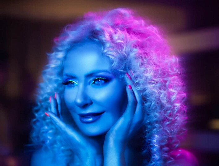 Totalna odmiana gwiazdy disco polo! To wszystko na potrzebny wyjątkowego projektu! Elwira Mejk nie do poznania!