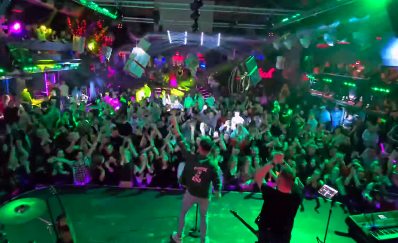 Totalne szaleństwo na koncercie zespołu DiscoBoys. Zobaczcie co działo się w klubie Chicago Broszki | VIDEO