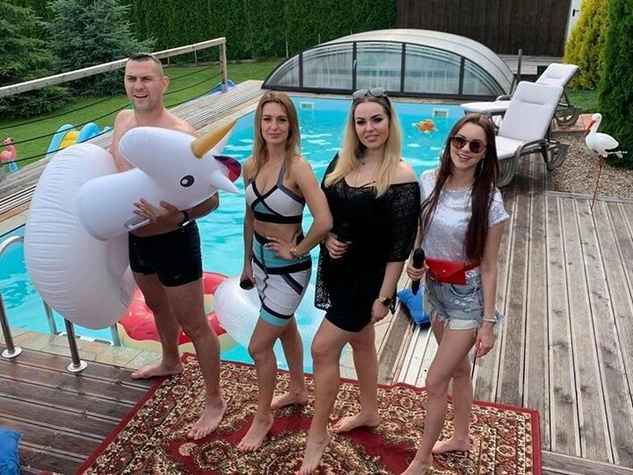 Popularne gwiazdy Top Girls zagrały koncert nad basenem! W tle dmuchany jednorożec!