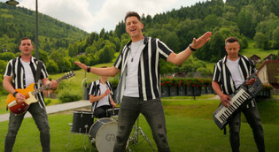 „Tyle było chwil” od Eratox już dostępne. Co kryje w sobie nowy wakacyjny hit disco polo?

