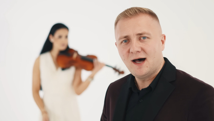 „Tylko My” robi ogromne liczby. Nowy singiel Szymona Jankowskiego błyskawicznie podbija YouTube