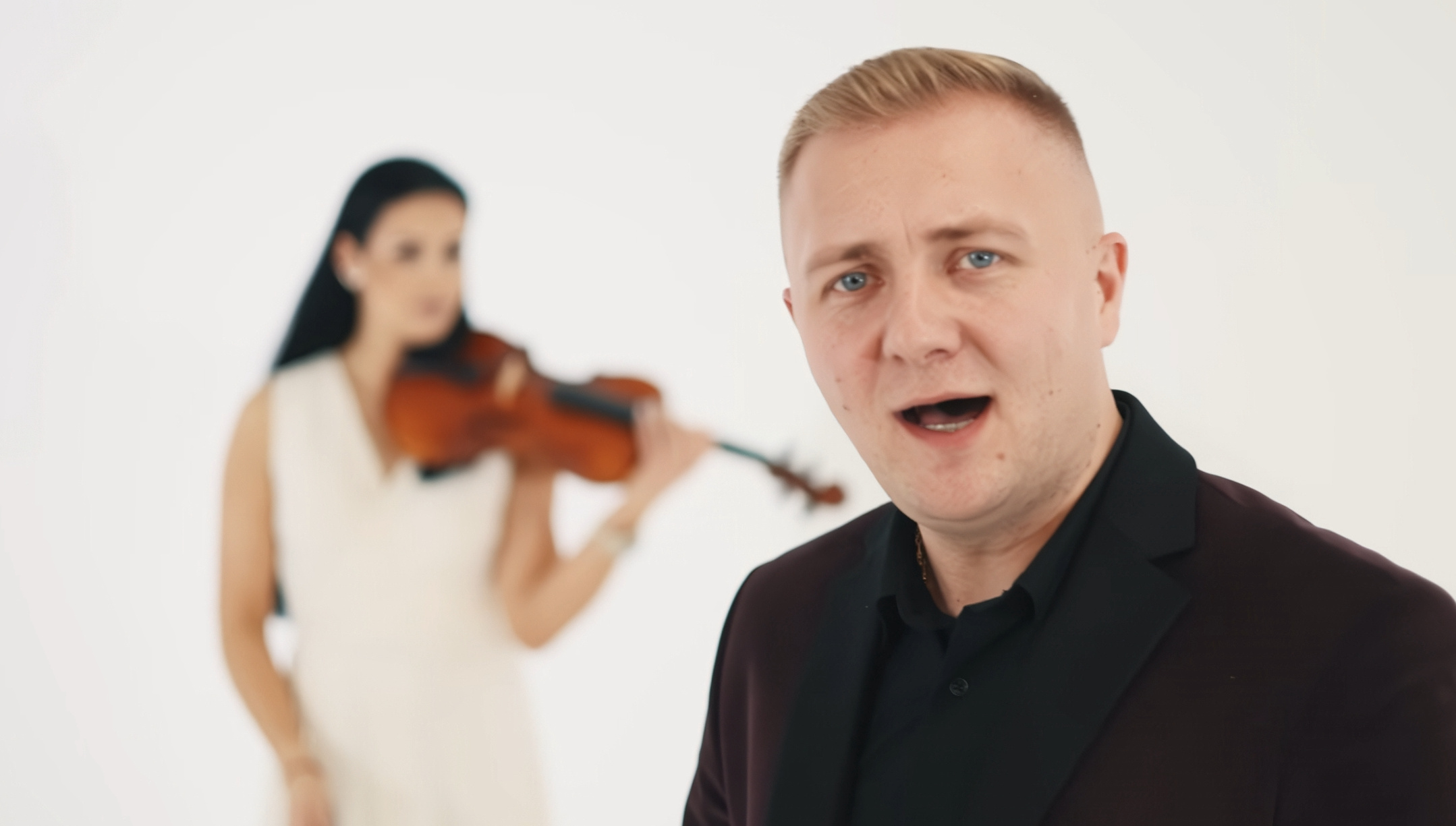 „Tylko My” robi ogromne liczby. Nowy singiel Szymona Jankowskiego błyskawicznie podbija YouTube