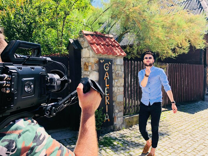 Dużo scen, dużo ludzi, dużo wątków! Defis nagrał klip do nowego singla pt. "Róże" | VIDEO