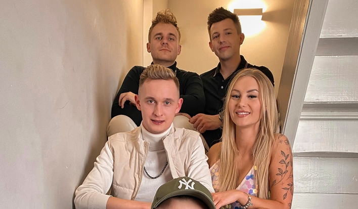 Tylko u nas! Menelaos z nową produkcją pt. ”Truskaweczka”! Artyści disco polo nagrywali klip 15 godzin! 