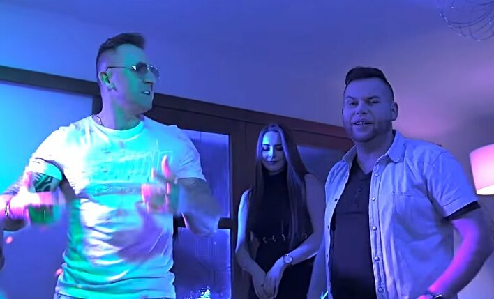 "Uderzamy w tan" od Rompey & Marioo z milionem odsłon!