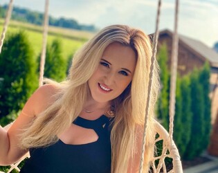 Urocza artystka disco polo kusi w sieci BARDZO dużym dekoltem! Fani komplementują gwiazdę! 