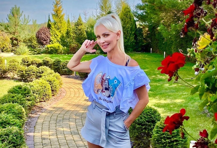 Urocza gwiazda disco polo zmaga się z wadą wzroku! W trakcie koncertu artystka ratuje się soczewkami! 