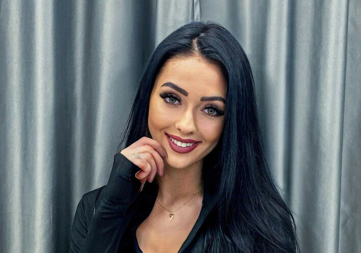 Urocza wokalistka disco polo odważnie wyeksponowała biust! Gorące kadry rozpalają wyobraźnię! Fani komentują!