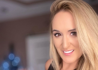 Urocza wokalistka disco polo pokazała psa. Uwagę zwraca jej odsłonięty duży dekolt! Widok zwala z nóg!