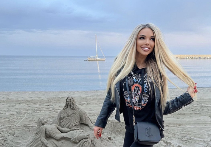 Uwagę fanów skupia kształtny biust artystki! Gwiazdeczka disco polo w zmysłowej stylizacji!