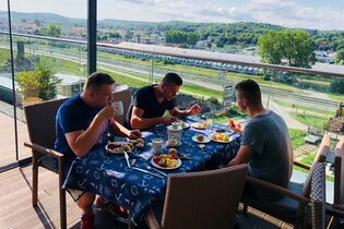 Uwielbiana gwiazda disco polo uchwycona na wyjątkowej kolacji! Internauci gratulują!