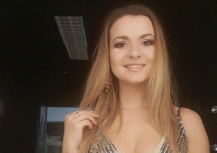 Uwielbiana gwiazda disco polo w wyjątkowej, świecącej kreacji! Uwagę zwraca jej odsłonięty biust! 