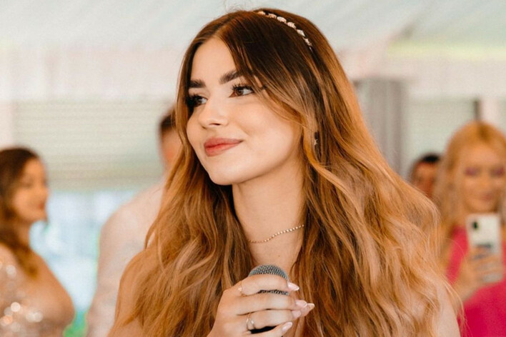 Uwielbiana influencerka  Julia Żugaj lubi disco polo?! Posłuchajcie jak śpiewa hit Zenona Martyniuka Akcent i Marcina Millera Boys | VIDEO