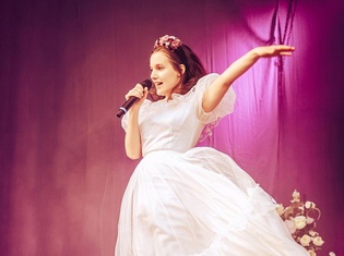 Sanah zaśpiewała wielki biesiadny hit disco polo! Jej wykonanie podbija internet | VIDEO