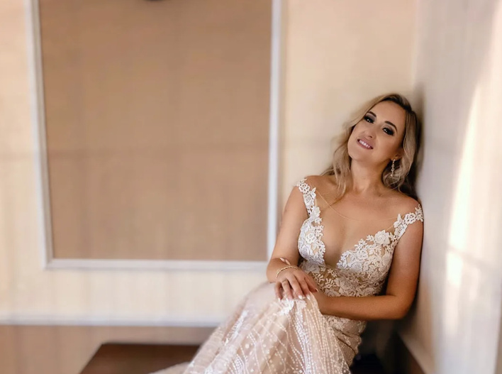 Uwielbiana wokalistka disco polo pokazała się w sukni ślubnej! Uwagę zwraca bardzo głęboki dekolt!