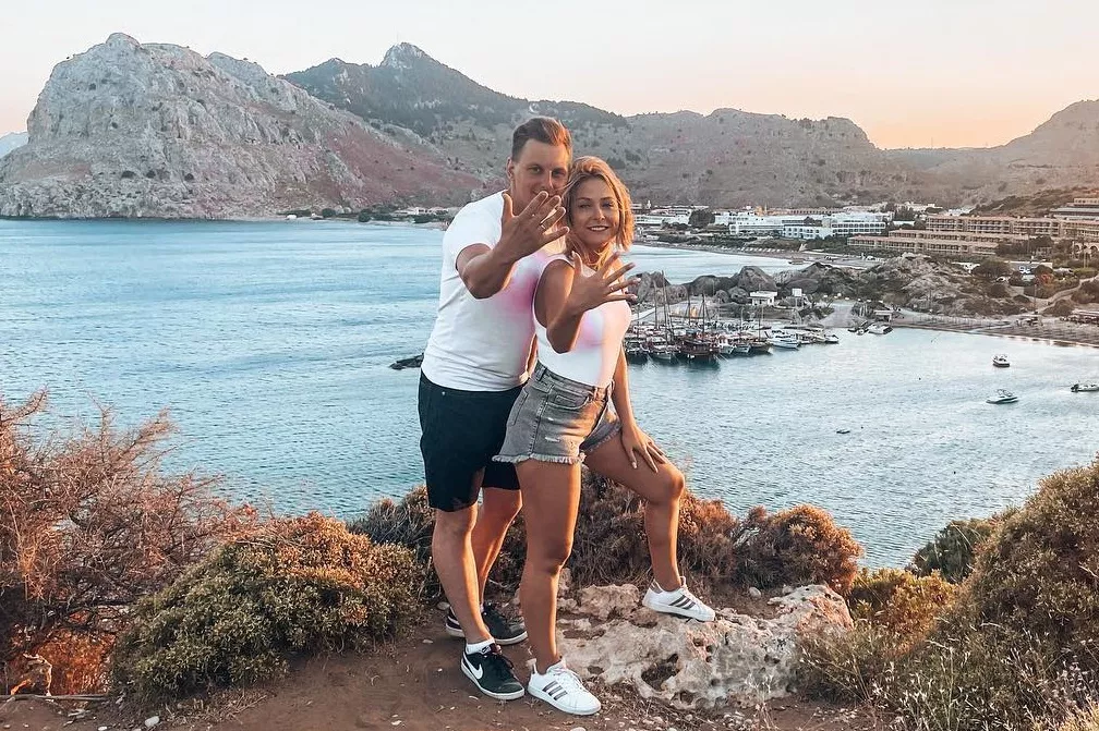 Uwielbiana wokalistka disco polo odsłoniła swoje wdzięki na Rodos! Paula Woźniak z formacji Enjoy jest najszczęśliwszą kobietą pod słońcem! Znamy powód!
