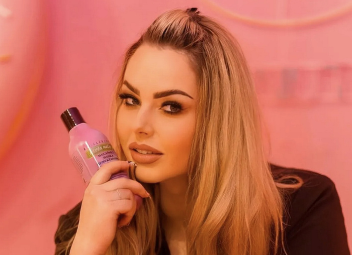 W sieci zawrzało! Uwielbiana wokalistka disco polo - Paula Karpowicz odsłoniła biust w internecie! Fani zachwyceni Jej figurą! 