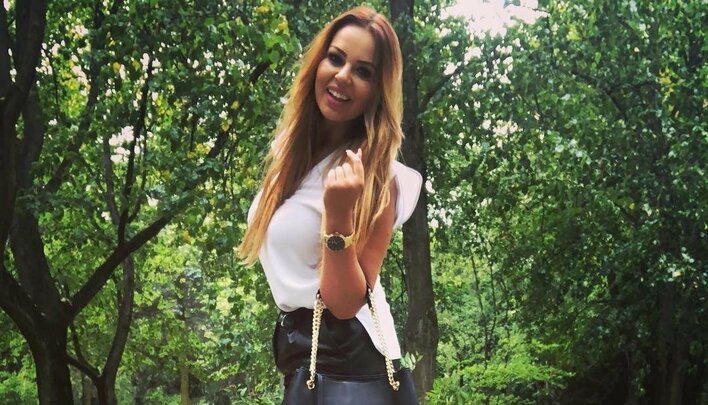 Uwielbiana wokalistka disco polo w kreacji polskiej projektantki! Wygląda obłędnie! 