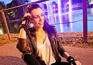 Uwielbiana wokalistka disco polo bez stanika w lateksowym stroju! Wygląda cudownie! 