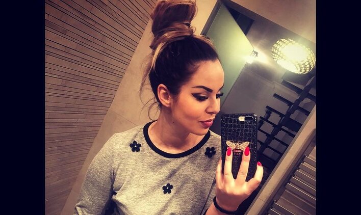 Uwielbiana wokalistka disco polo w samym staniku! Jej profil aż płonie!