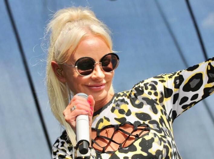 Uwielbiana wokalistka disco doznała oparzeń na scenie! Elwira Mejk pokazała szokujące zdjęcia! Fani pocieszają „Dobrze, że się Pani nic nie stało„