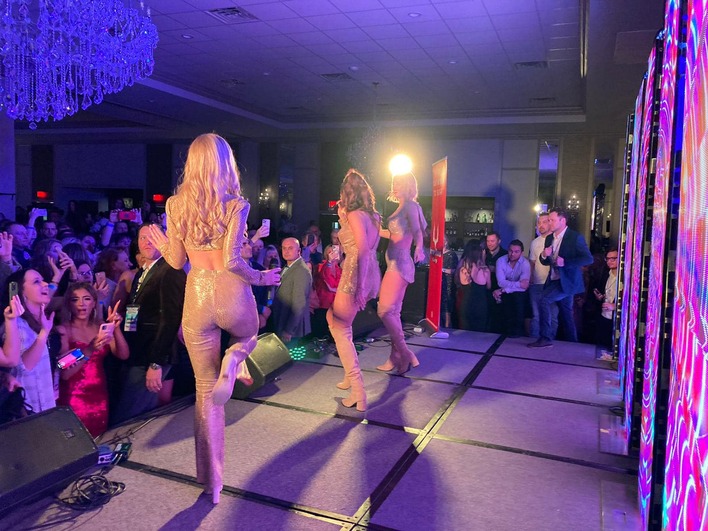 Popularne wokalistki disco polo Top Girls podbijają Stany Zjednoczone! Zachowanie publiczności szokuje! VIDEO 