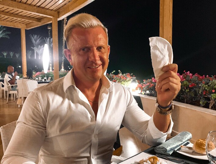 Uwielbiany gwiazdor disco polo odsłonił umięśnioną klatę! Wygląda jak gwiazda Hollywood!