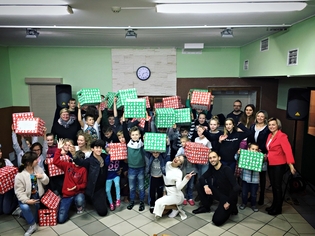 Uwielbiany gwiazdor disco polo odwiedził dom dziecka! Akcja powstała przy współpracy z kościołem!