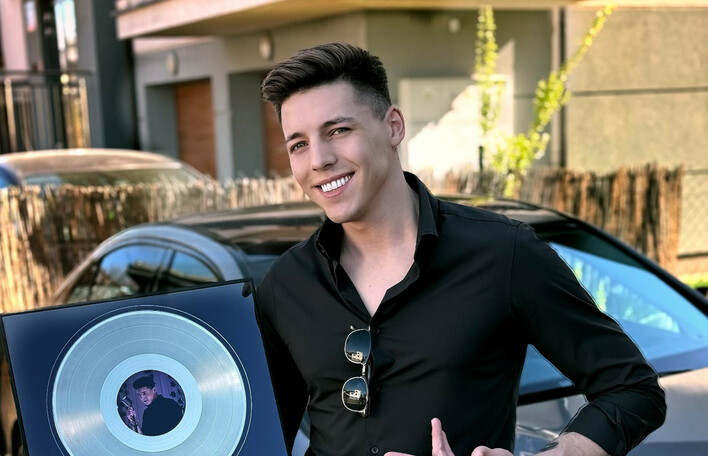 UWIELBIANY Marcin Kłosowski z prestiżowym wyróżnieniem! ”Kiedy Cię znajdę” docenione przez fanów i branżę

