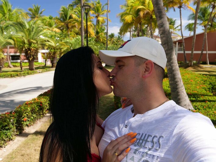 Uwielbiany wokalista disco polo w czułych objęciach z kobietą!