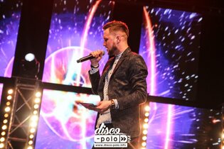 Uwielbiany wokalista disco polo ma poważny problem! Ból daje mu się we znaki po każdym koncercie!