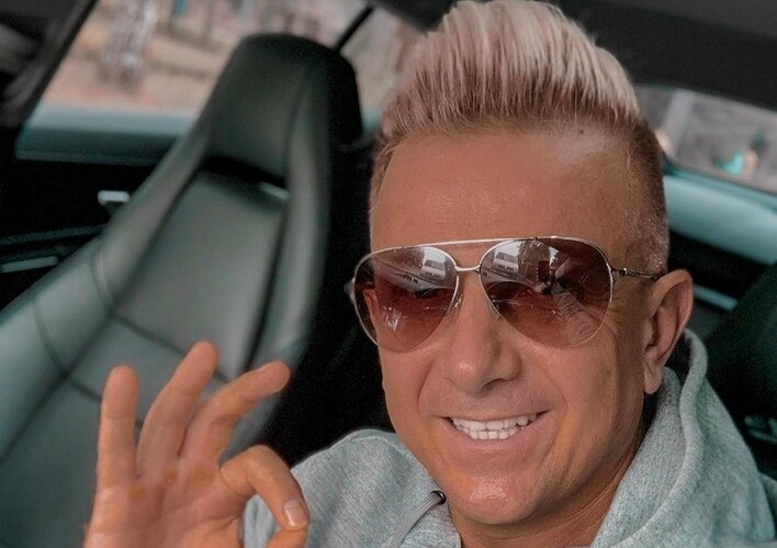 Uwielbiany wokalista u boku pięknej damy w samochodzie wartym miliony!