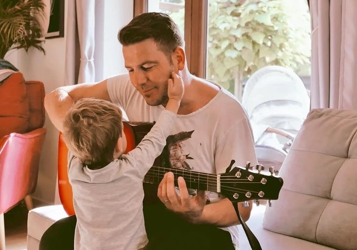 Uwielbiany wokalistka disco polo Sylwester Gazda Power Play pochwalił się synem ”Podobno, podobny”. Fani pod wrażeniem!