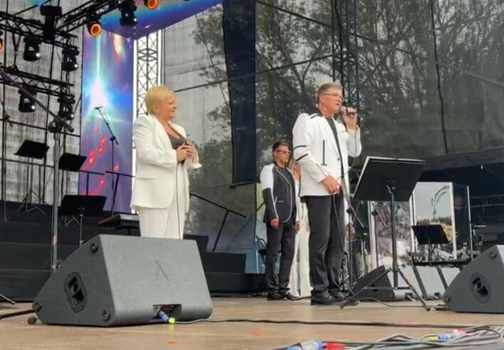 Uwielbiany zespół disco polo Bayer Full na imprezie Ojca Rydzyka! Zaśpiewali wielki przebój! Mamy nagranie!