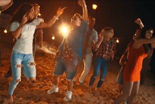  "Veegasy polewają się szampanem!"