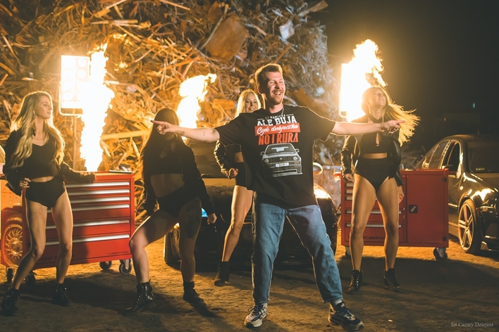 „Volkswagen z Hagen„ nowym hitem disco polo?! Grupa Faster zaskoczyła premierą Fani „Odpalili i rozje**  i ten styl„