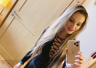 W sieci zawrzało! Śliczna wokalistka disco polo odważnie zaprezentowała głęboki dekolt! Internauci komentują!