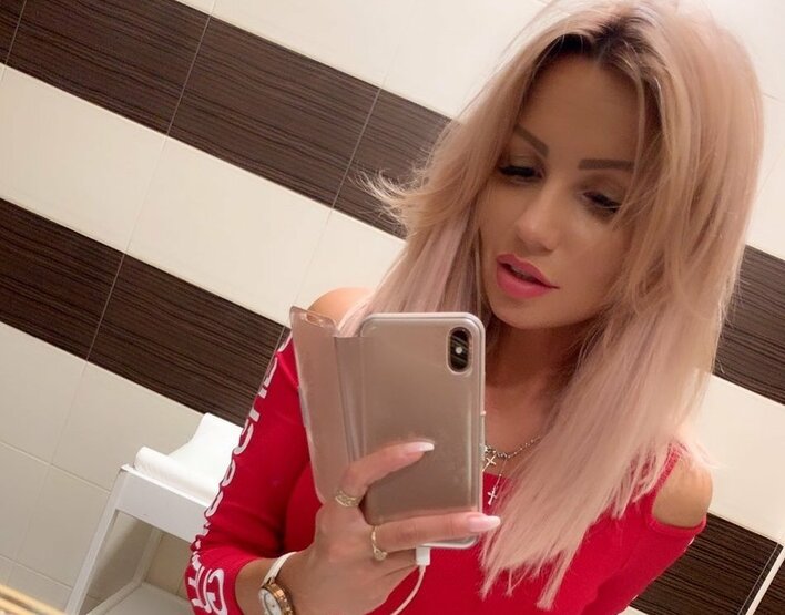 W takim stroju gwiazda disco polo sprząta! Internauci nie mogą wyjść z zachwytu - Wygląda obłędnie!