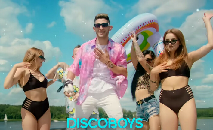„Wakacje„ DiscoBoys w nowej odsłonie! Klubowy hit od Dance 2 Disco podbija parkiety

