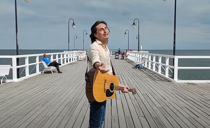 Wakacyjna nowość uwielbianego wokalisty! Ivan Komarenko utworem „Zakochani w Saint Tropez„ znokautuje konkurencję?!