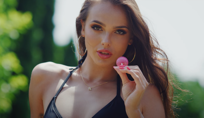 Wakacyjna premiera znanych gwiazdorów disco polo podbija sieć! Artyści stworzyli hit, przy którym nogi same rwą się do tańca!