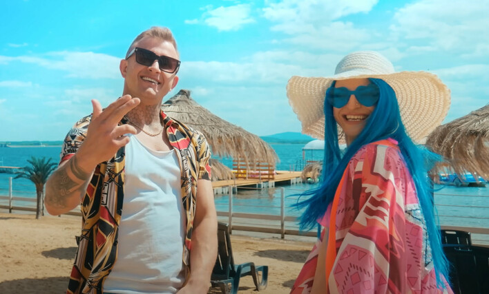 Wakacyjny hit „Ona działa na mnie jak„ podbija internet! Jakie ogromne pieniądze zarobili Dawid Narożny i AGBE?!